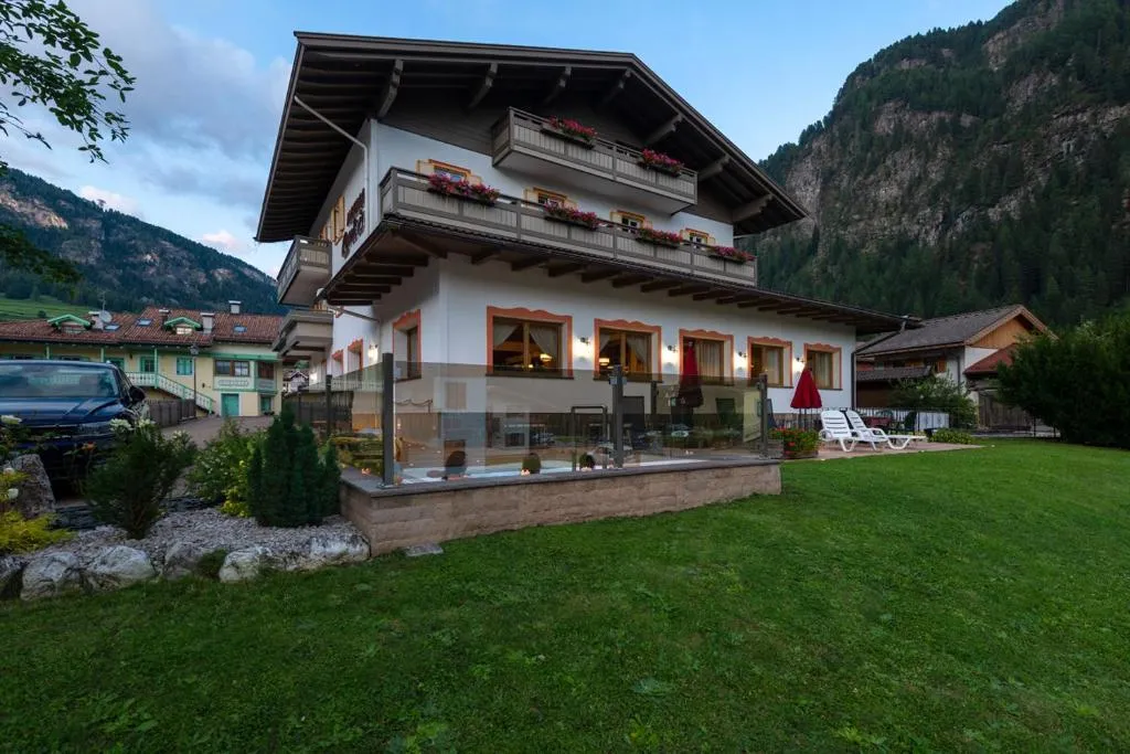 Albergo Contrin, hotel in Campitello