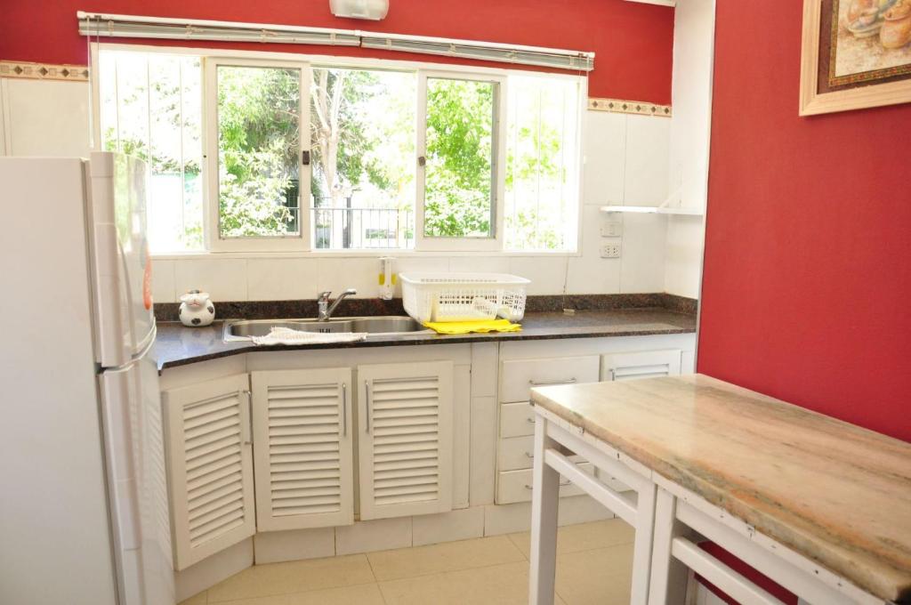 Casa con pileta zona céntrica - 1