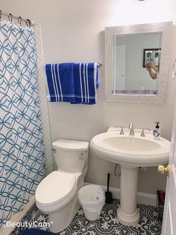 beautiful bedroom at central Baltimore photo