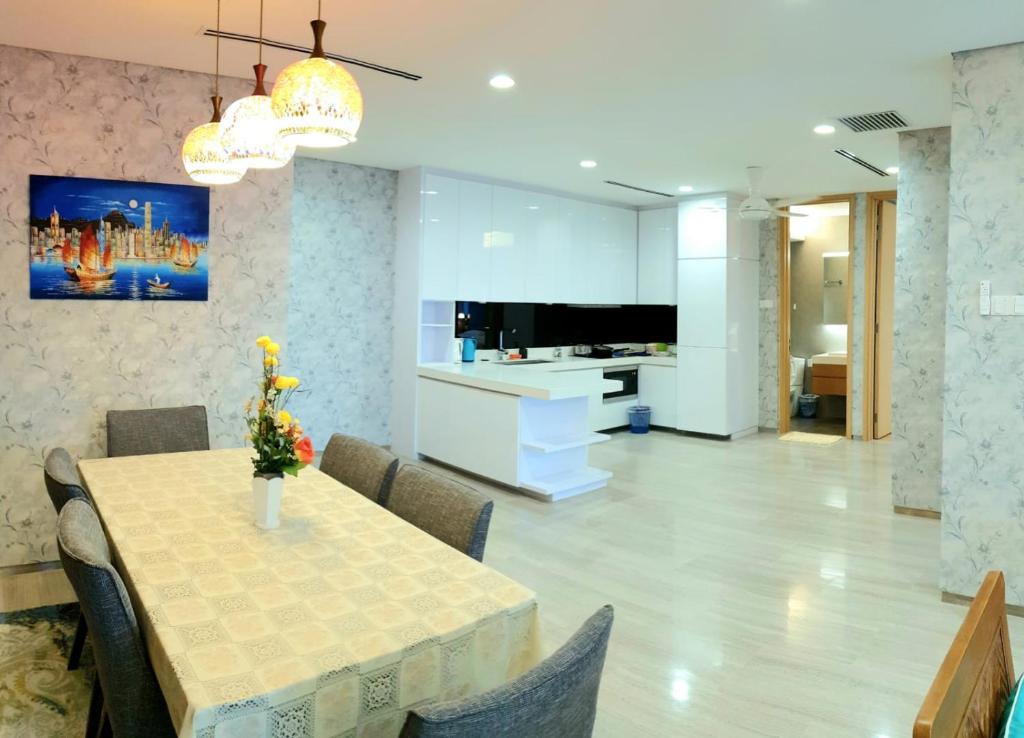 LUXURIOUS EXQUISITE SEAVIEW PRIVATE MARINA CONDOMINIUM photo