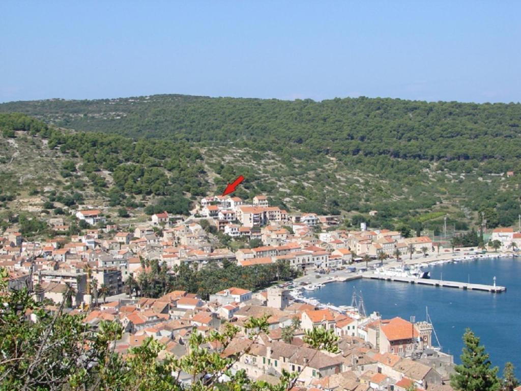 Apartments Mato - barbecue — Hotel in Vis