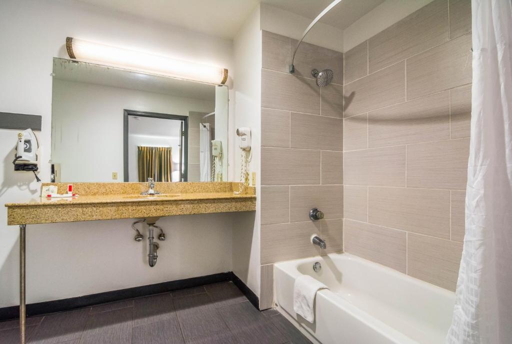 Days Inn by Wyndham Raleigh Glenwood-Crabtree photo