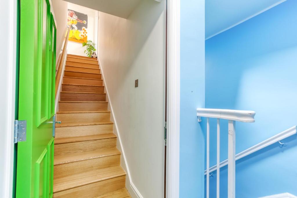 Central Bright 3 Bed Flat with Pool & Parking photo