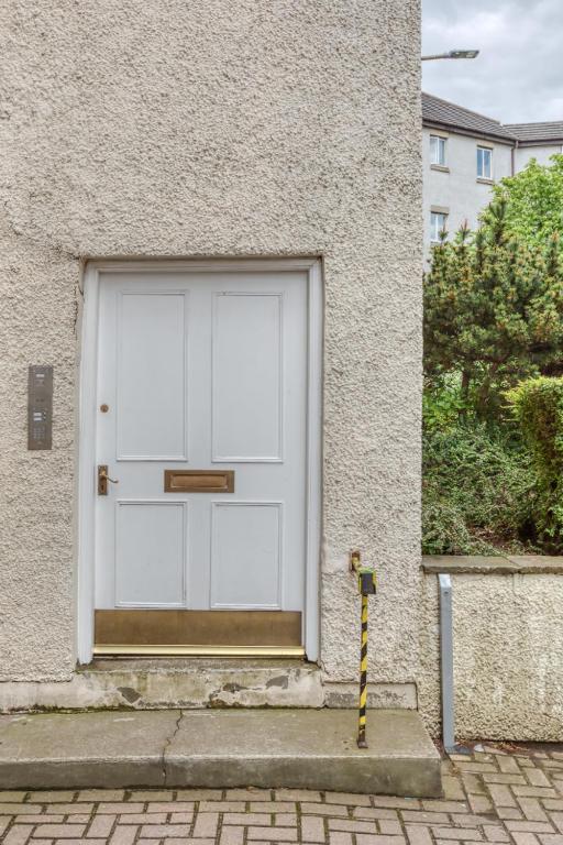 Central Bright 3 Bed Flat with Pool & Parking photo