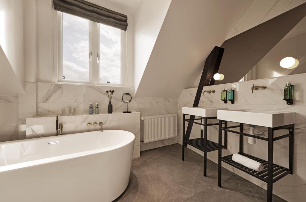 Bathroom, Ascot Apartments in Copenhagen