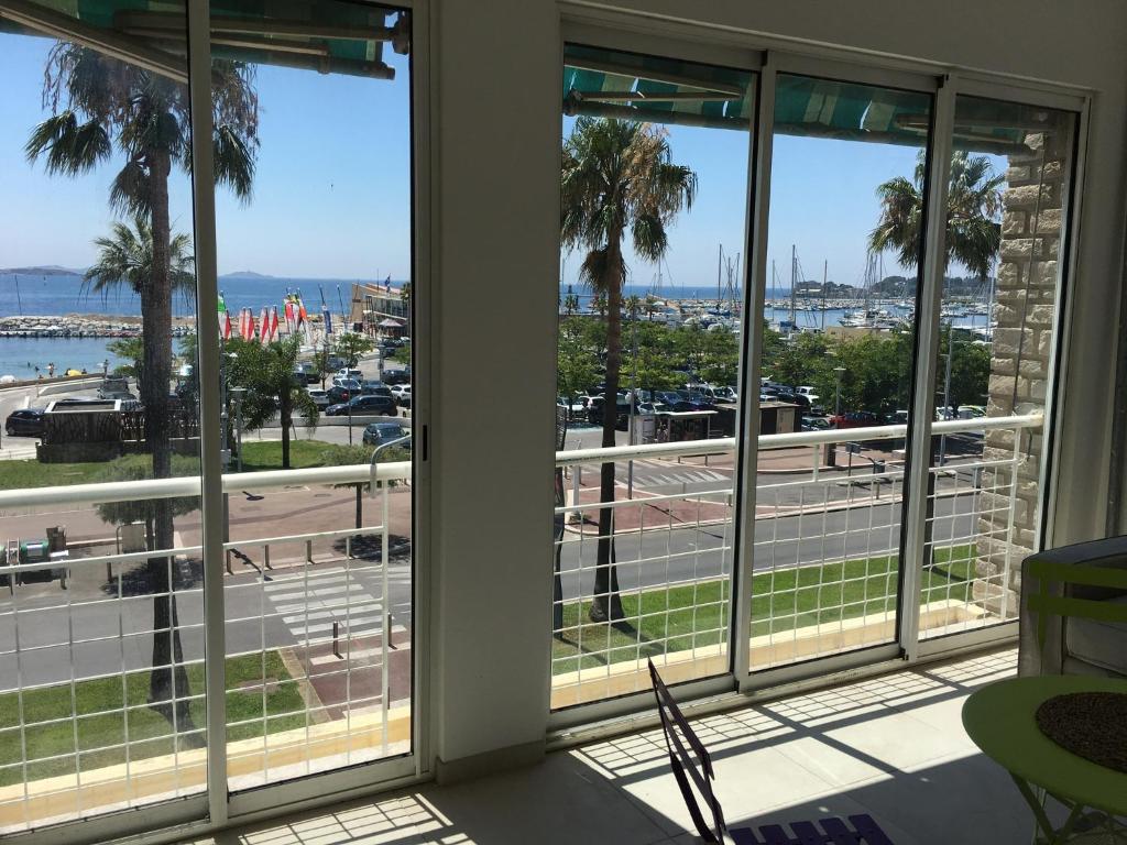 Bandol, vue panoramique sur la mer, la plage, le port - 4