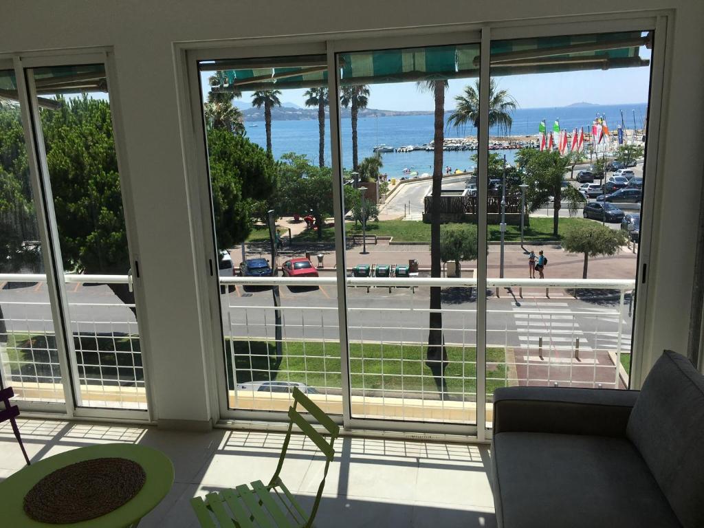 Bandol, vue panoramique sur la mer, la plage, le port - 5