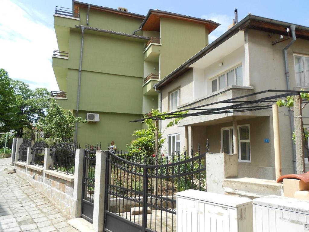 Nelly Guest House — Hotel in Sozopol