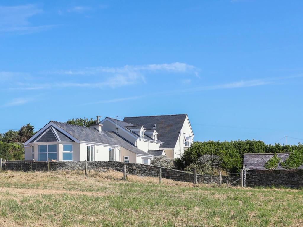 Glanrhyd Isaf, Valley