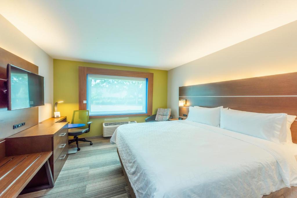 Holiday Inn Express Hotel & Suites Bradenton West Photo 2