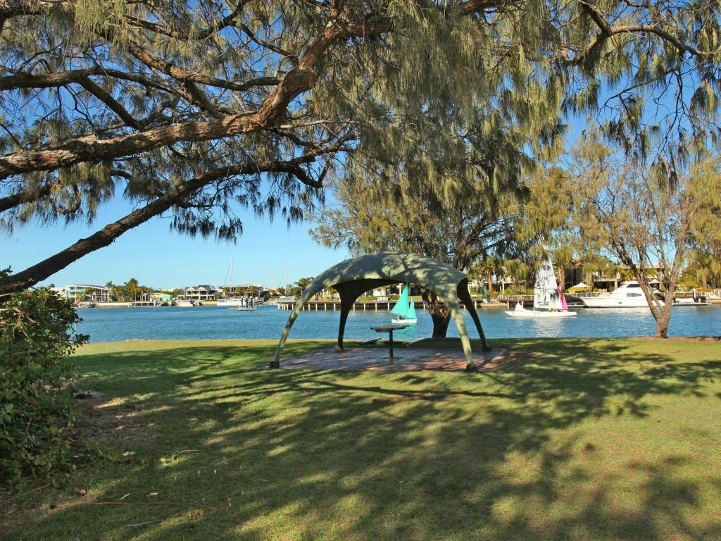 Little Hill 3 River Side 2 Bedroom Apartment across the road to the beach