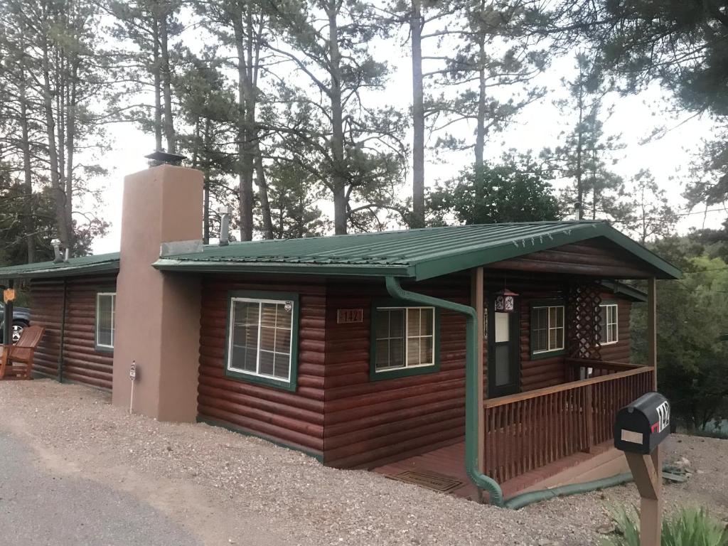 Gonzales Cozy Little Bear Cabin photo