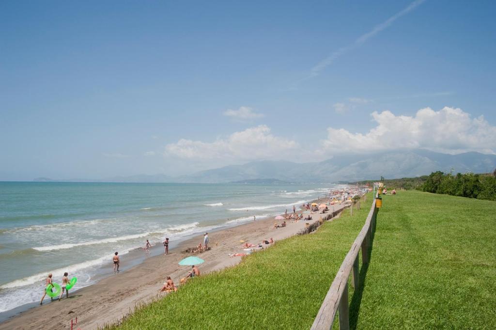 Happy Camp mobile homes in Villaggio Camping Baia Domizia photo