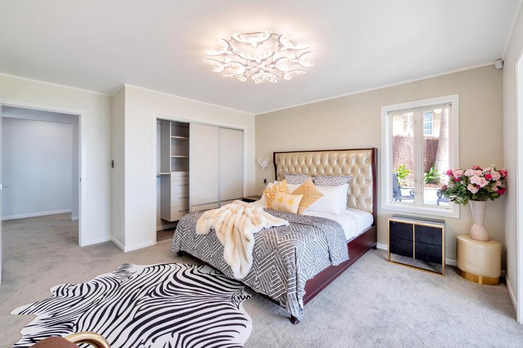 Magnificent Harbour View Villa In Orakei photo