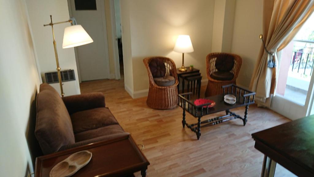 Excelente departamento con balcón a la calle sobre avenida - 1