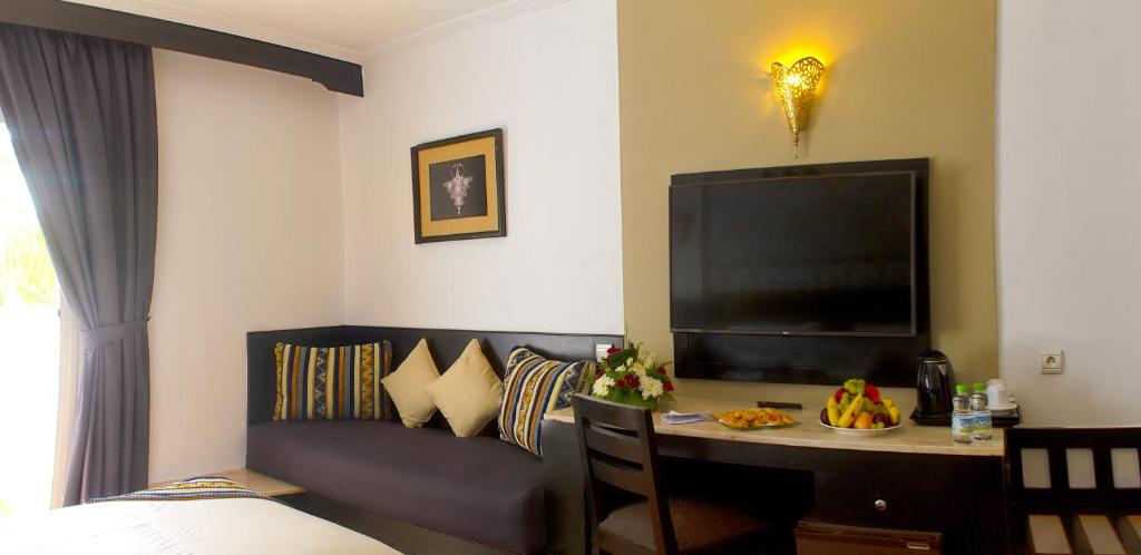 Shared lounge/TV area