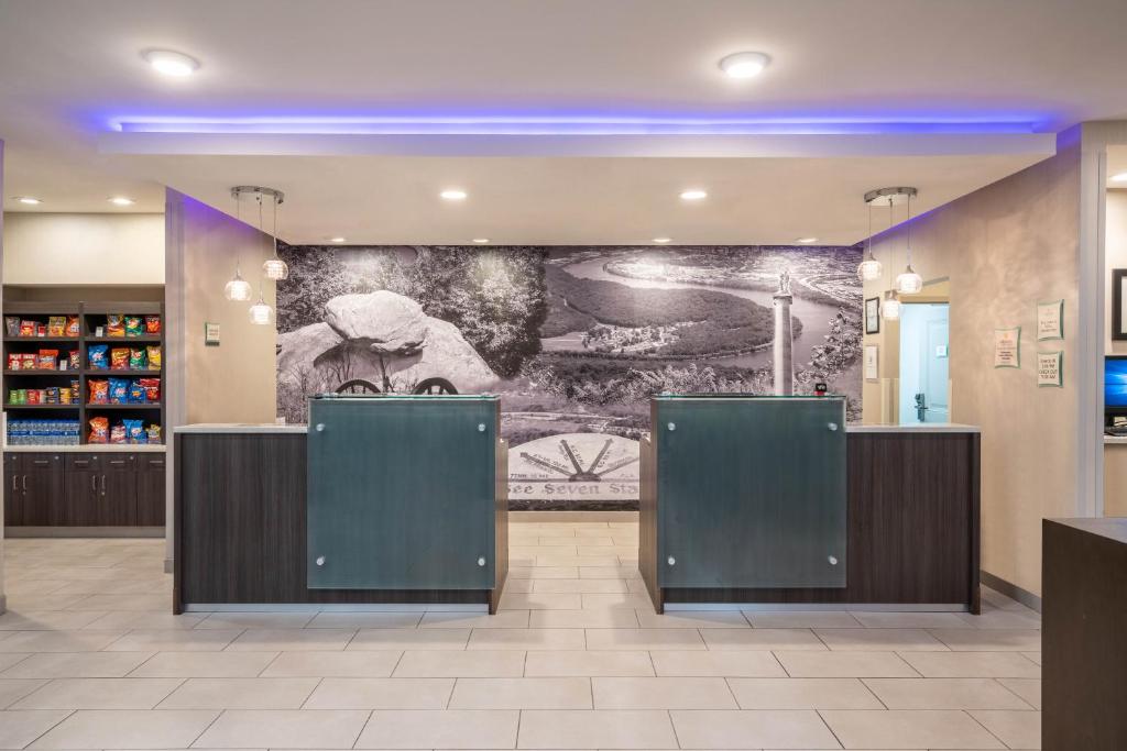 La Quinta Inn & Suites by Wyndham Chattanooga - Lookout Mtn photo