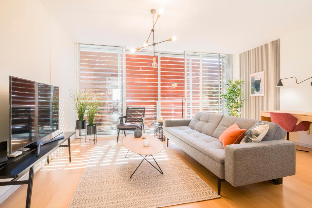 HomeForGuest Design Attic Apartment FREE Parking - 1