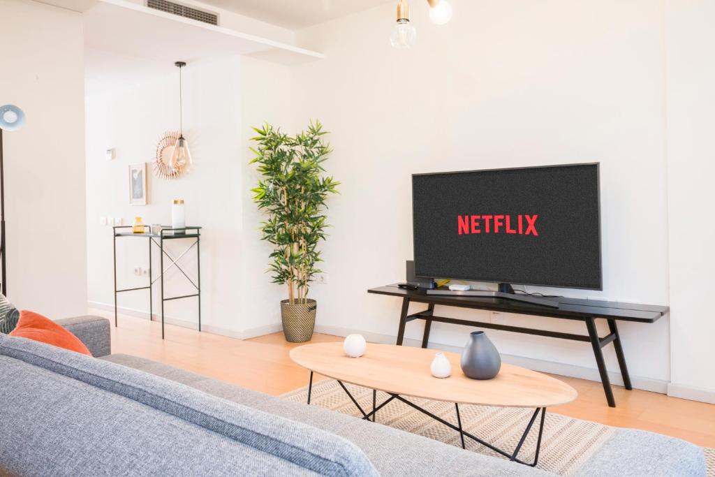 HomeForGuest Design Attic Apartment FREE Parking - 5