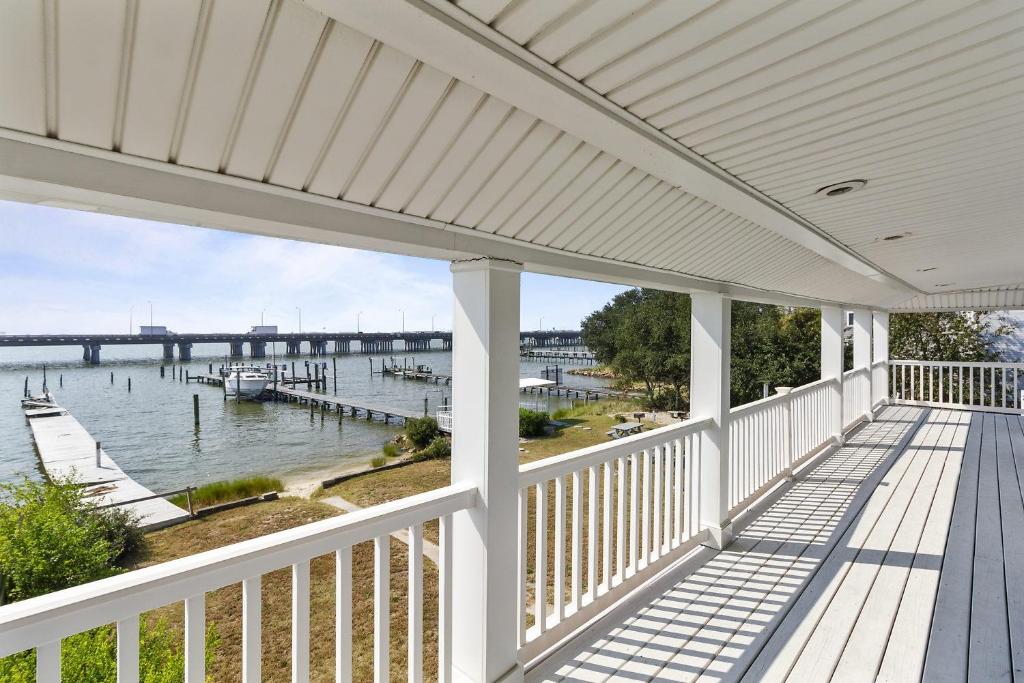 Water Front Delight On The Bay Home — Hotel in Norfolk (VA)