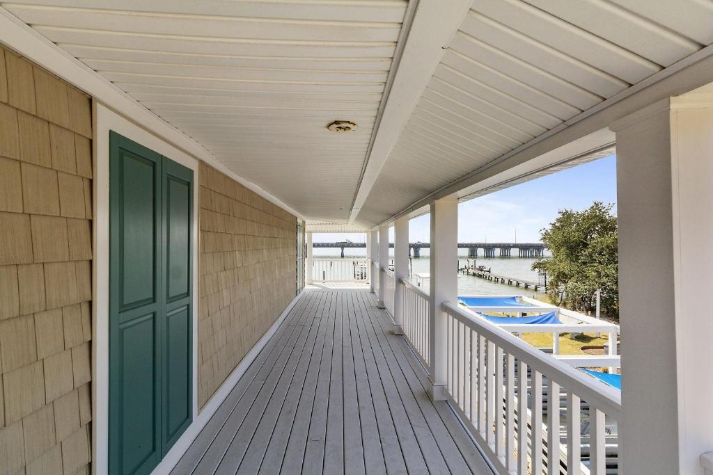 Water Front Delight On The Bay Home photo