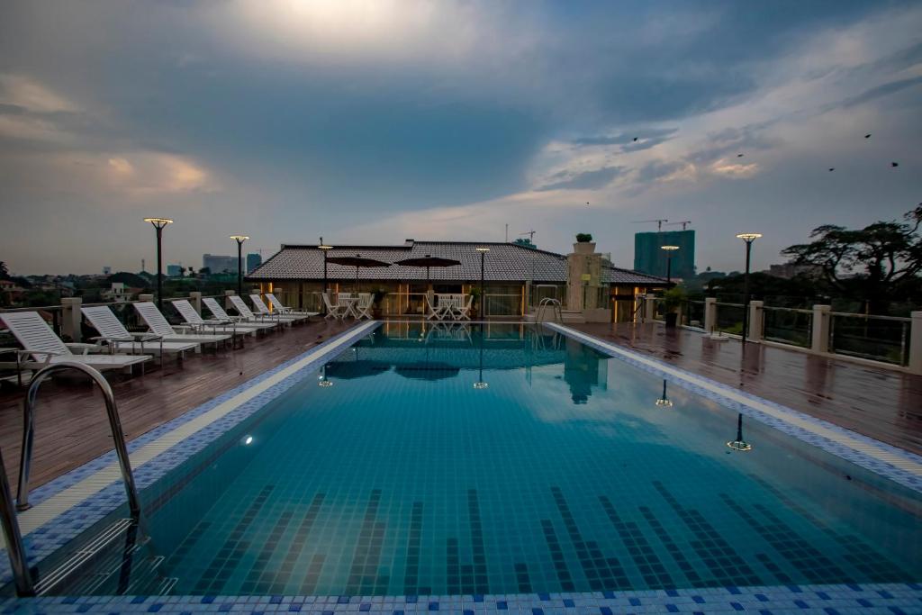 Swimming pool