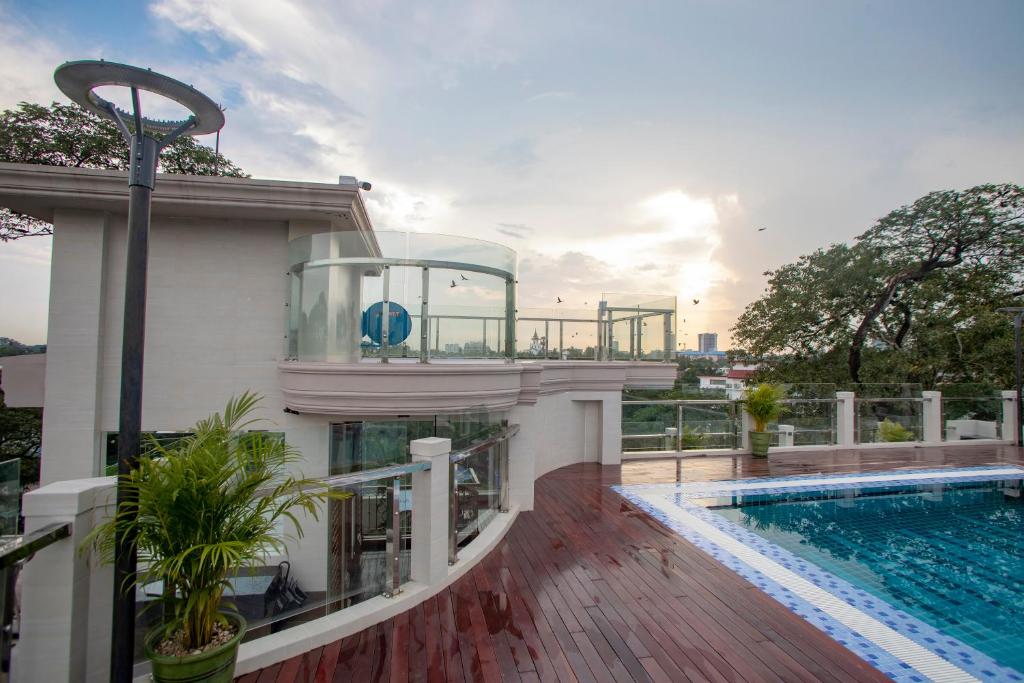 Swimming pool