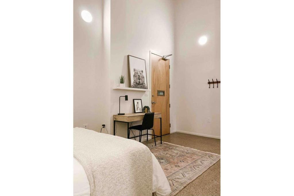 Modern Downtown Loft on Gay St photo