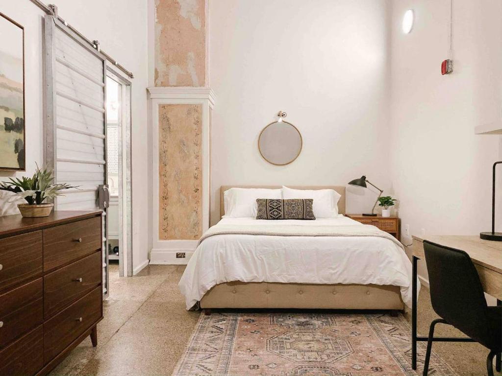 Modern Downtown Loft on Gay St photo