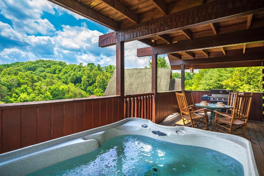 Reflections Hot Tub Pool WIFI 685 FREE tickets each paid day 전경