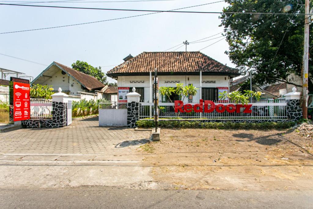 RedDoorz Plus near Taman Sari 2