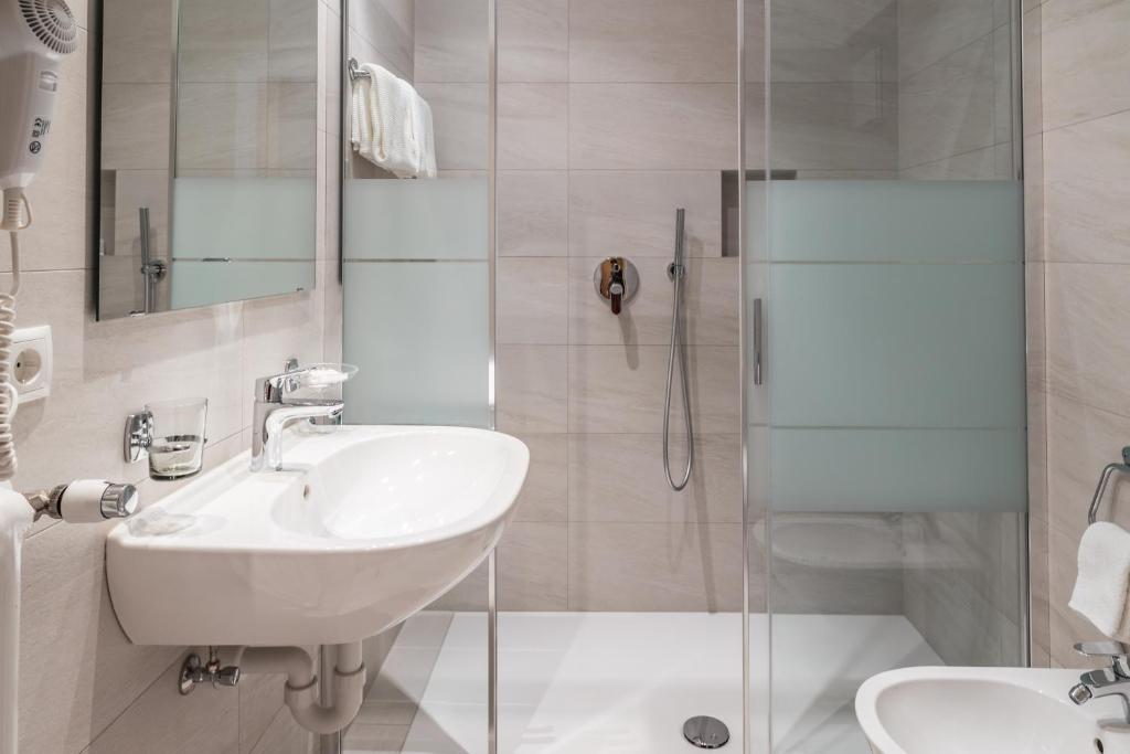 Hotel Erna photo
