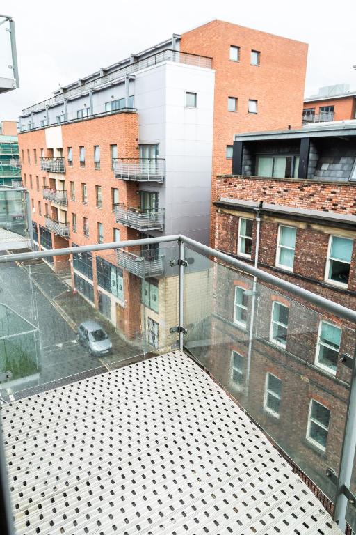 Serviced Apartment In Liverpool City Centre - Free Parking - Balcony - by Happy Days photo
