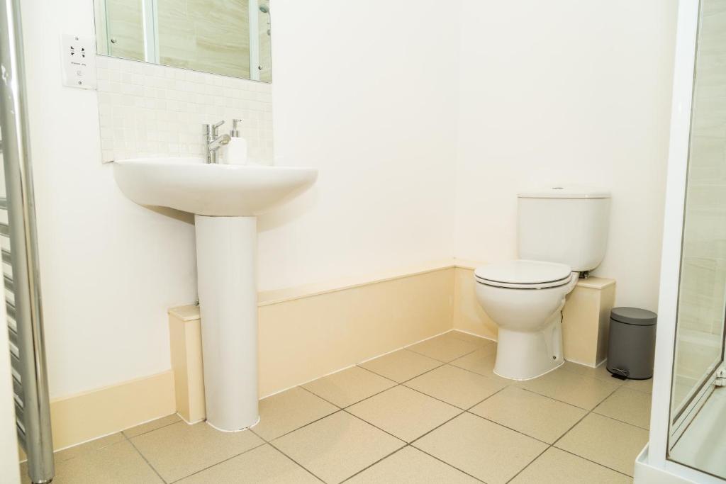 Serviced Apartment In Liverpool City Centre - Free Parking - Balcony - by Happy Days photo