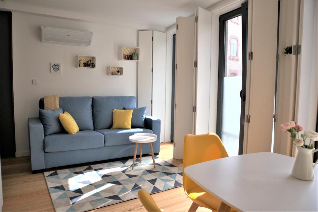 NEW! Colorful and central (9 min-walk to main station), Porto
