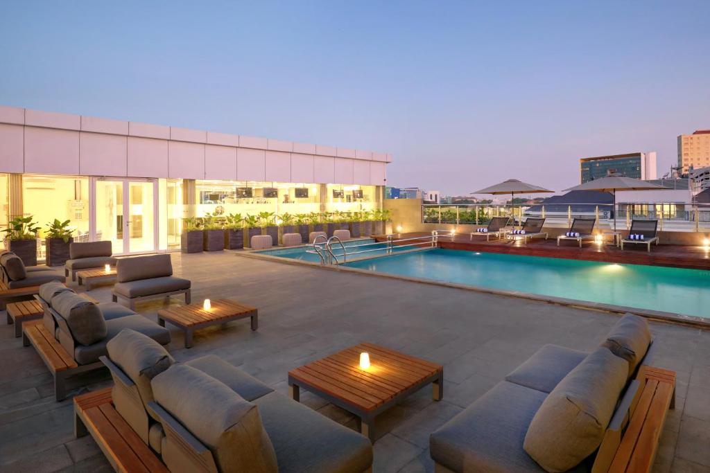 Novotel Hotel Cikini - rooftop pool Novotel Hotel Cikini - Liburan Seru di Utara Jakarta