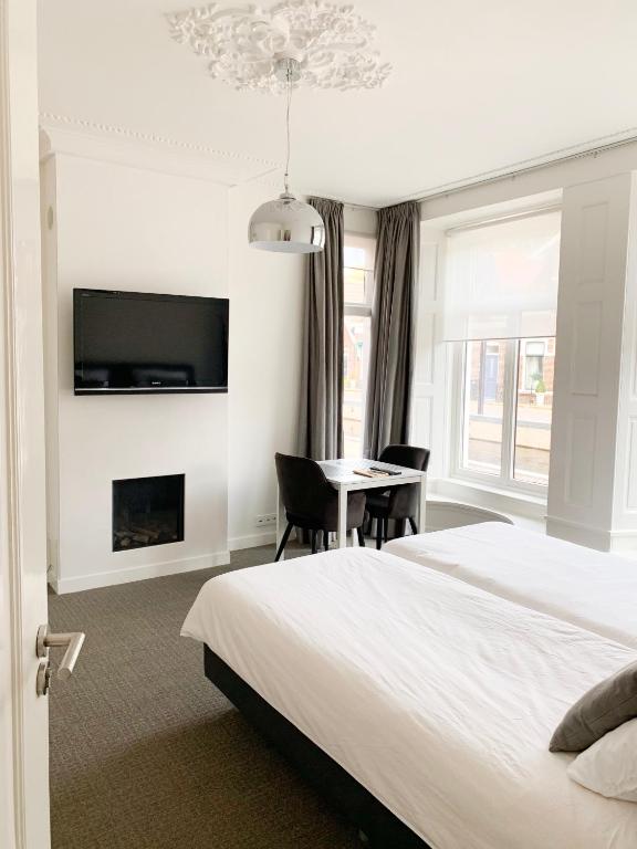 b&b het Herenhuys aan de historische gracht van Kollum 전경