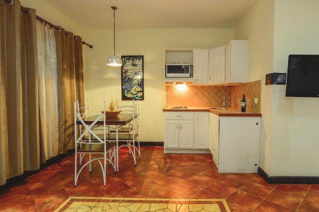 Kitchen, Hotel Luisiana in San Jose
