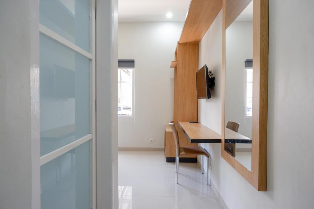 RedDoorz Syariah near Mutiara SIS Al Jufrie Airport Palu 2 photo