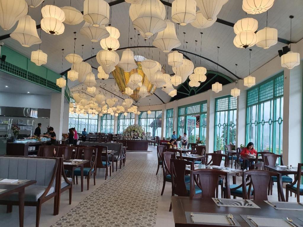 Restaurant, Resort Le Champ Tu Le in Poum Ban