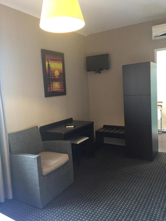 Hotel Restaurant Cousseau - ViaMichelin HOTEL - Parentis-en-Born 40160