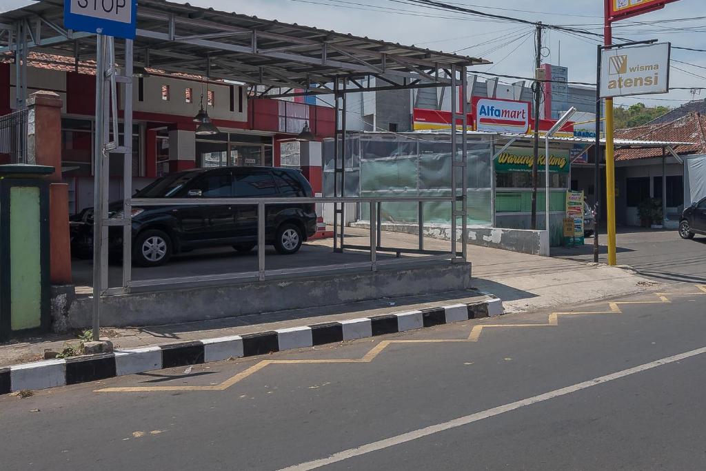 RedDoorz Plus near Alun Alun Kuningan photo