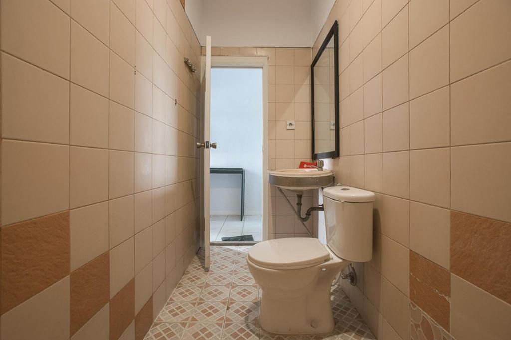 RedDoorz Plus near Jakarta Kota Station photo
