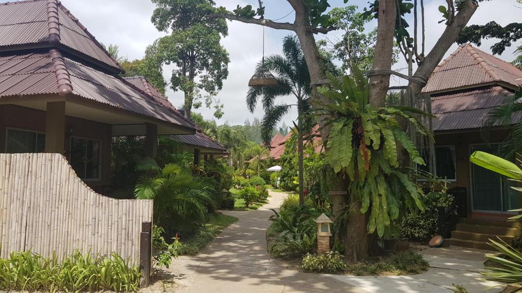 Lanta Castaway Beach Resort photo