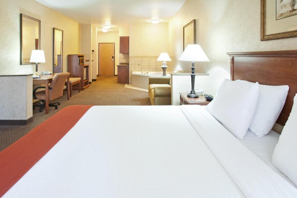 Holiday Inn Express Hotel & Suites Barstow Photo 11