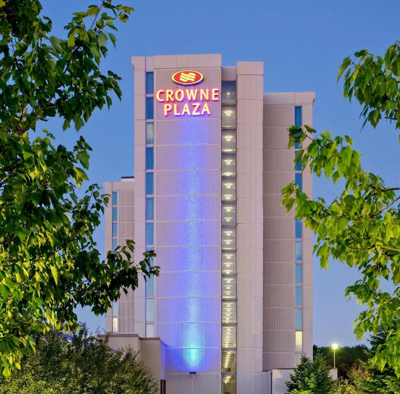 Crowne Plaza Chicago O