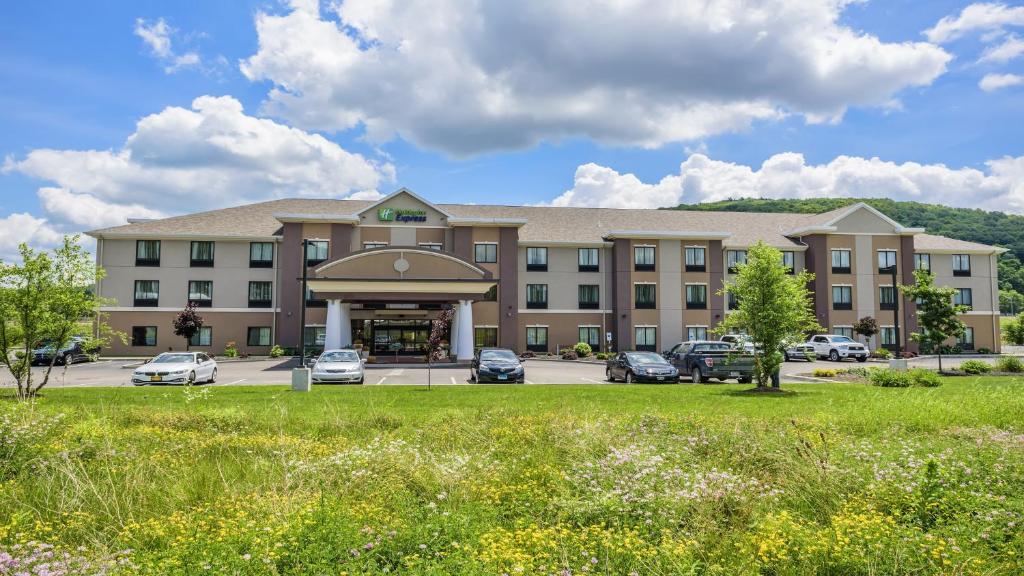 Holiday Inn Express And Suites - Bradford Photo 16