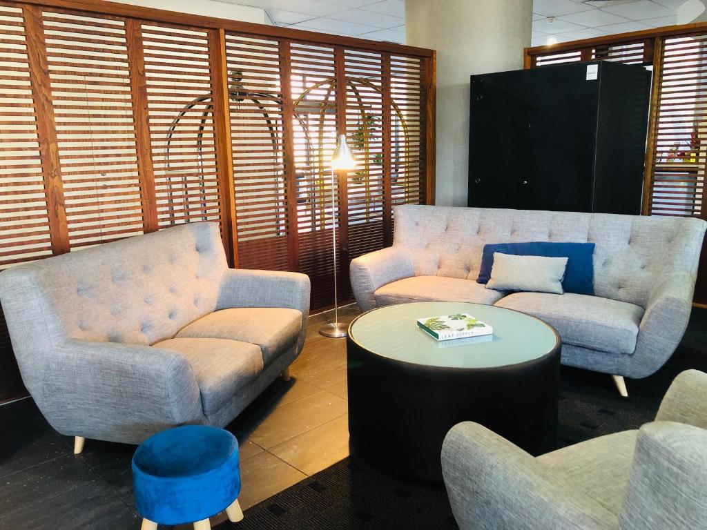 ฮิลล์เครสต์ อพาร์ตเมนต์ (Hillcrest Apartments)