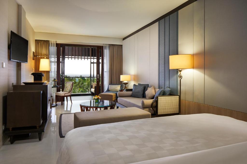 Shared lounge/TV area