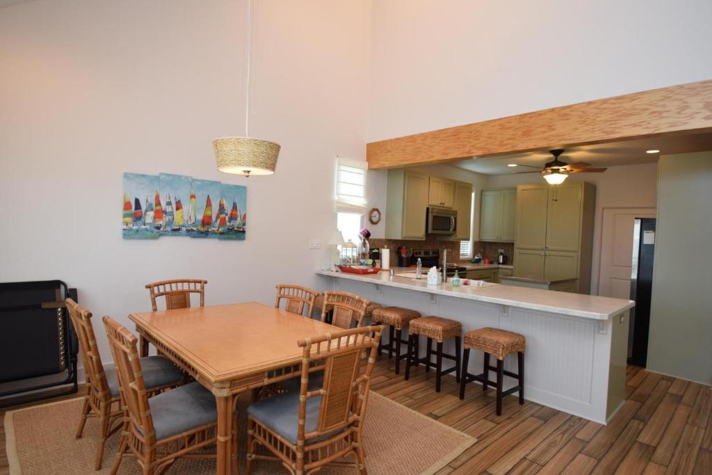 Pelican Bob S Dugout Home In Crystal Beach Reviews Prices Planet Of Hotels